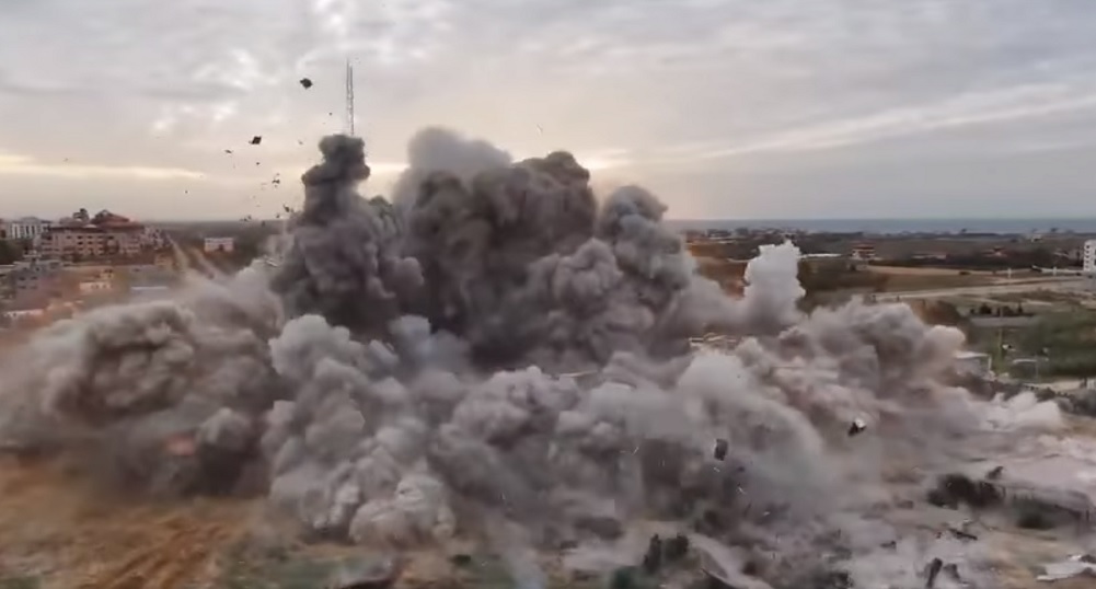 الصورة بعد نسف الاحتلال مقر الجامعة.